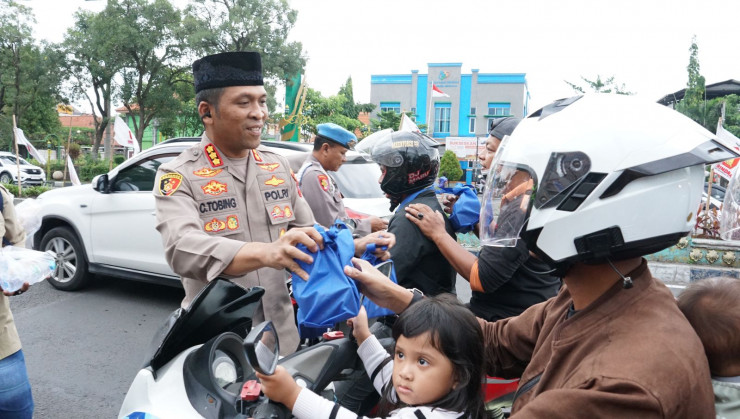 Polresta Sidoarjo bersama IJTI Bagikan Takjil untuk Masyarakat