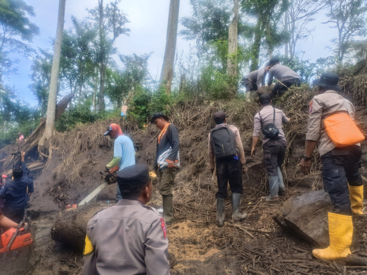 Polisi Bersama TNI dan Warga Bersihkan Material Banjir Susulan di Bondowoso