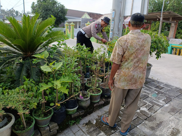 Bhabinkamtibmas Lakukan Pengecekan Program Ketahanan Pangan di Lahan Hortikultura Desa Wonokupang