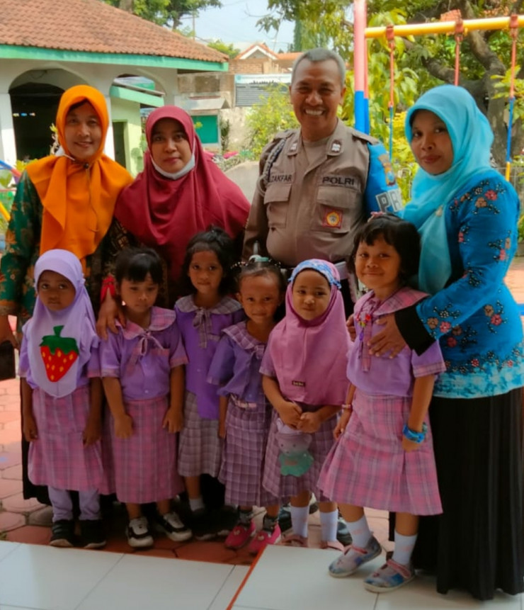 Bhabinkamtibmas Sidoarjo Sambang TK, Kenalkan Polisi Sejak Usia Dini