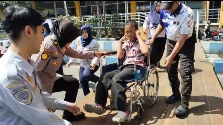 Arus Balik Lebaran, Polwan Polresta Sidoarjo Bantu Disabilitas Naik Bus di Terminal Purabaya