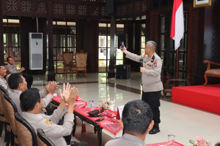 Tingkatkan Profesionalitas, Dirbinmas Polda Jatim Beri Arahan Ratusan Bhabinkamtibmas Polres Malang