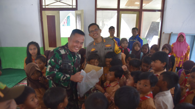 Polres Bondowoso dan Kodim 0822 Berikan Bantuan Peralatan Sekolah Untuk Pelajar Terdampak Banjir