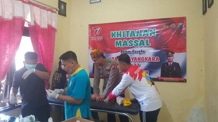 Sambut HUT Bhayangkara Ke-77 Polres Sampang Gelar Khitanan Massal