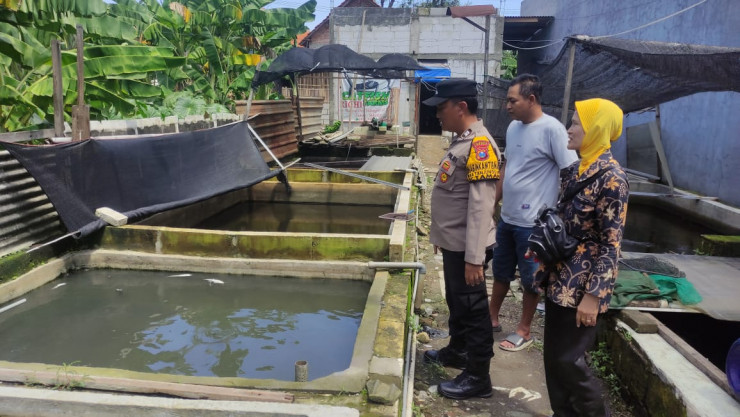 Bhabinkamtibmas Tanjungsari Cek Budidaya Lele Dukung Ketahanan Pangan Polresta Sidoarjo