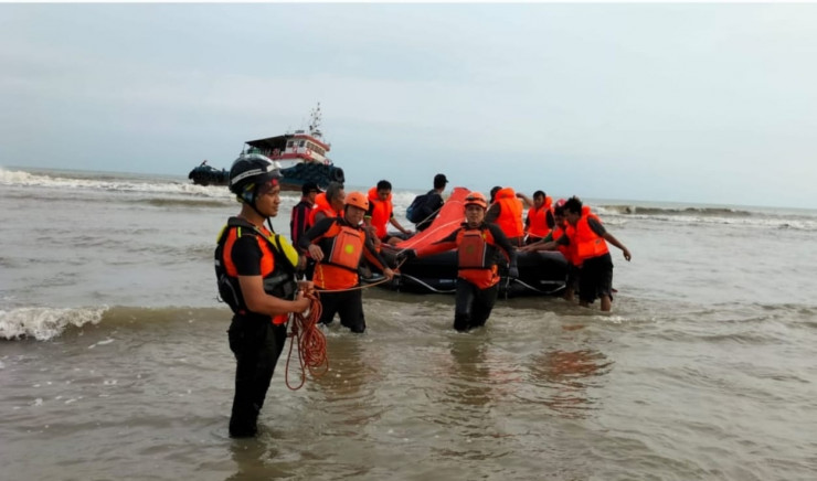 Polisi Bersama Basarnas Berhasil Selamatkan Kru Kapal Tug Boat Capricorn II di Perairan Bangkalan