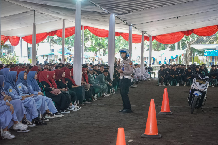 Polres Jember Gelar 'Pondok Pesantren Road Safety' Ajak Santri Jadi Pelopor Tertib Lalu Lintas