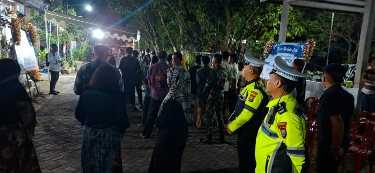 Wujud Sinergitas dan Pelayanan Humanis, Polsek Krian Laksanakan Pengamanan Pemakaman Anggota TNI