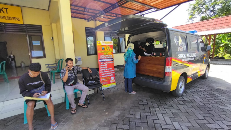 Jemput Bola, Mobil SKCK Keliling Polres Bojonegoro Layani Warga ke Pelosok Desa