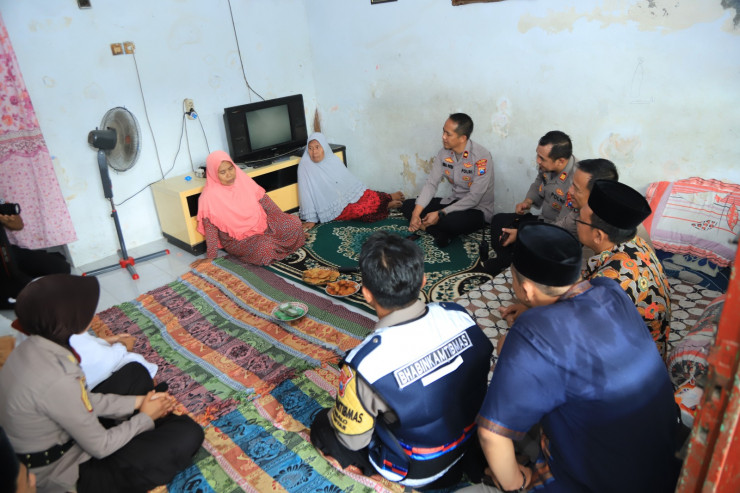 Polres Gresik Door to Door Dengar Keluhan Warga di Desa Suci