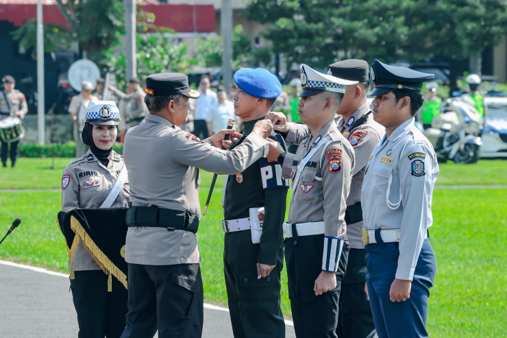 Kapolda Jatim Pimpin Apel Gelar Pasukan Pastikan Kesiapan Personel Operasi Ketupat Semeru 2026