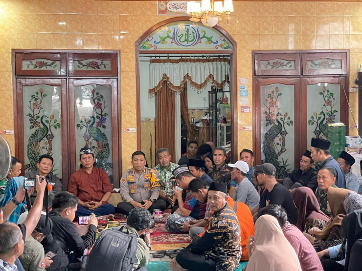 Kapolresta Sidoarjo bersama Forkopimda Takziah Ke Rumah Duka Korban Longsor Pacet-Cangar