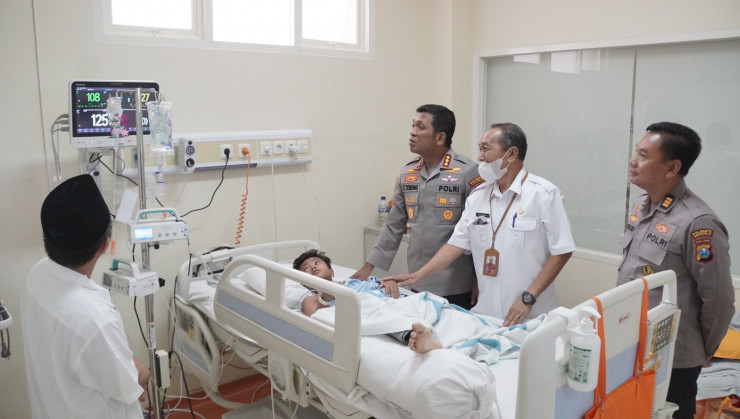 Kapolresta Sidoarjo Jenguk Santri yang Masih dalam Perawatan