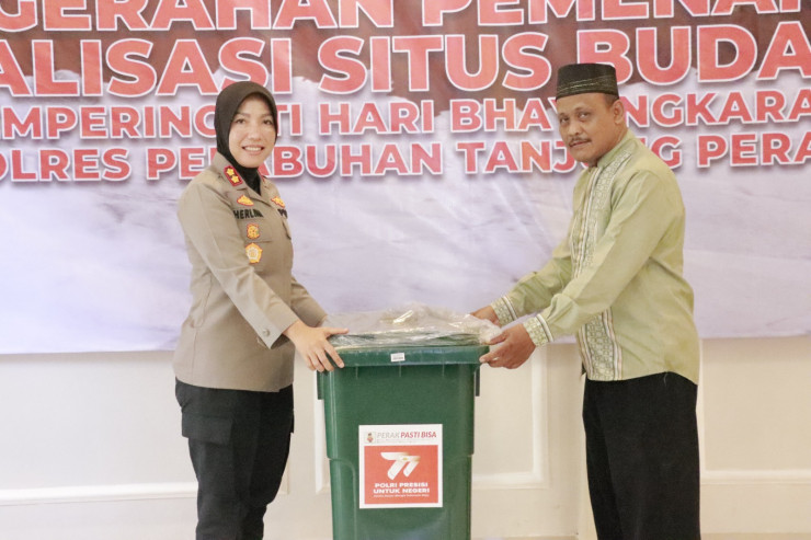 Polres Pelabuhan Tanjungperak Salurkan Bantuan Gerobak Angkringan Bhayangkara ke Pelaku UMKM