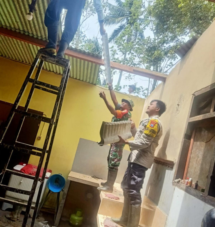 Respon Cepat Polisi Bersama TNI Bantu Benahi 90 Rumah Rusak Akibat Angin Kencang di Banyuwangi