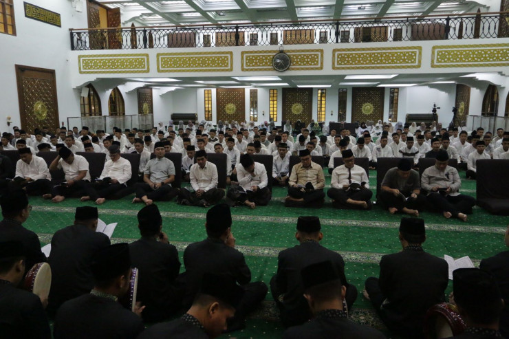 Peringati HUT Bhayangkara ke-77 Polda Jatim Gelar Sholawat dan Do'a Bersama