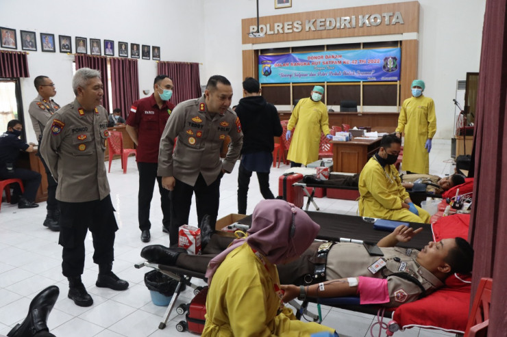 Polres Kediri Kota Gelar Donor Darah untuk HUT ke-42 Satpam