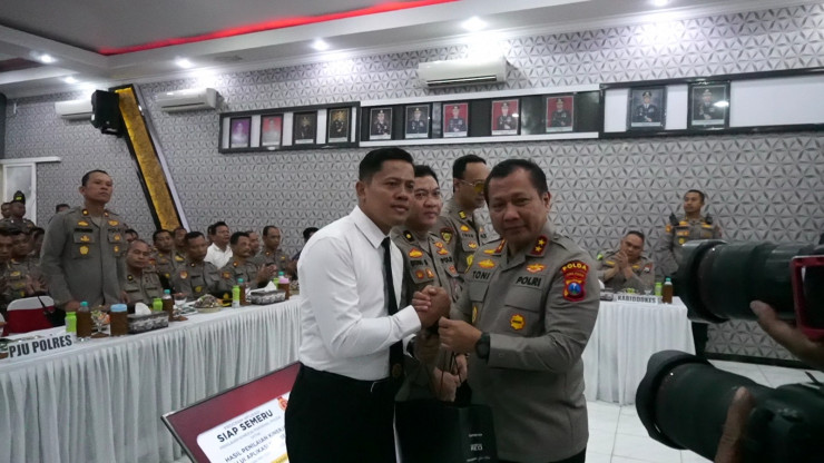 Kunjungi Polres Bojonegoro Kapolda Jatim Beri Penghargaan
